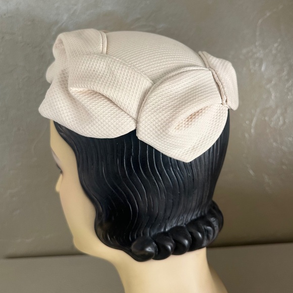 FUN 1950s\' DESIGNER GENE DORIS HONEYCOMB IVORY FABRIC HAT WITH BEAUTIFUL FOLDS main image 9